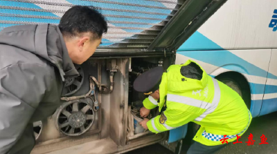 【防范应对新一轮低温雨雪冰冻天气】县交通运输综合执法大队：规范交通运输秩序保障交通安全畅通