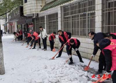 【防范应对新一轮低温雨雪冰冻天气】县住建局：破冰除雪保供应