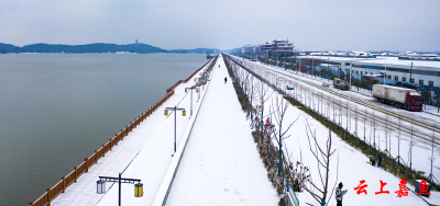 组图|嘉鱼三湖连江银装素裹 市民踏雪游玩