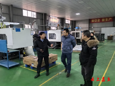 【防范应对新一轮低温雨雪冰冻天气】县科经局：应对低温雨雪冰冻天气走访企业督导安全生产