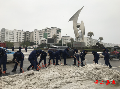 【防范应对新一轮低温雨雪冰冻天气】嘉鱼县消防救援大队：铲雪除冰 确保群众出行安全