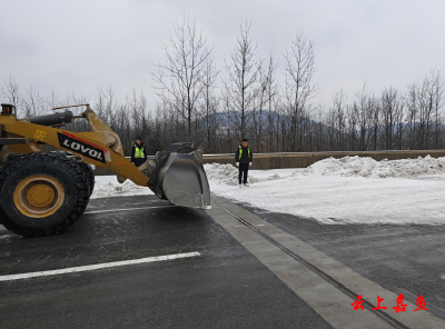 【防范应对新一轮低温雨雪冰冻天气】高铁岭镇：支援高速公路 除雪保畅护航