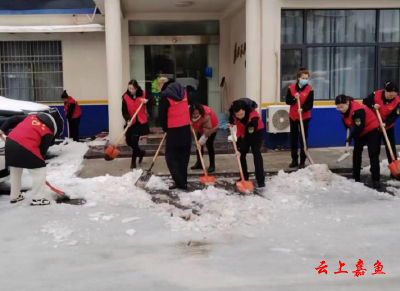 【防范应对新一轮低温雨雪冰冻天气】县交通运输局积极开展铲雪除冰志愿服务活动