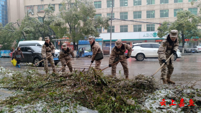 嘉鱼：武警官兵在行动铲冰除雪保畅通  