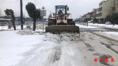 【防范应对新一轮低温雨雪冰冻天气】官桥镇舒桥社区：清雪扫冰保畅通为民扫出“安全路”