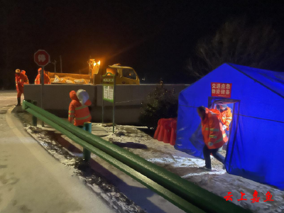 【防范应对新一轮低温雨雪冰冻天气】破冰除雪通宵达旦 嘉鱼交通人坚守一线保畅通