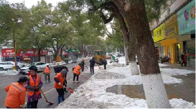 冰雪大考中的嘉鱼城管人