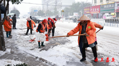 【防范应对新一轮低温雨雪冰冻天气】嘉鱼环卫：顶风除雪保畅通