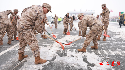 【防范应对新一轮低温雨雪冰冻天气】嘉鱼人武部：征召应急民兵开展道路清障作业