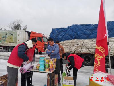 【防范应对新一轮低温雨雪冰冻天气】高铁岭镇：志愿者和高速滞留群众共度元宵