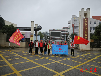 【文明嘉鱼】蓝天抗洪英雄中学团总支开展“学雷锋”志愿服务活动