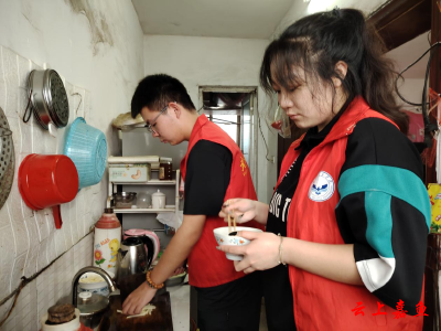 鱼岳镇樱花社区：青年志愿者为独居老人做“暖心饭”