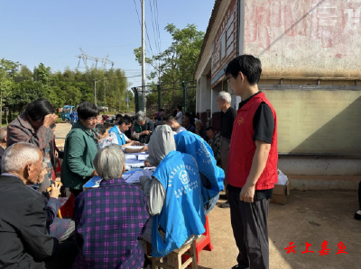 官桥镇白湖寺村：免费体检送健康老年人有“医”靠