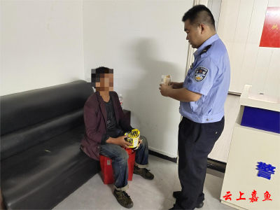 男子雨中走失嘉鱼民警暖心救助