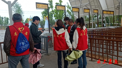 官桥镇：青年志愿红为“五一”假期旅游添光彩                                                                                                       