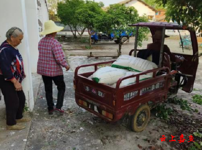 高铁岭镇新庄村：免费发化肥推动撂荒地复耕复种