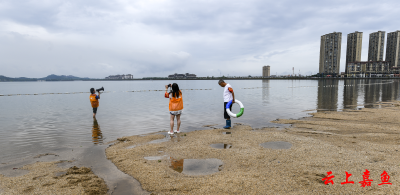嘉鱼县冬泳协会救援志愿者迎着风雨坚持守护