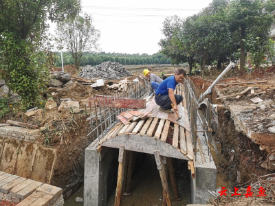 官桥镇白湖寺村：建好便民桥 建设美丽村