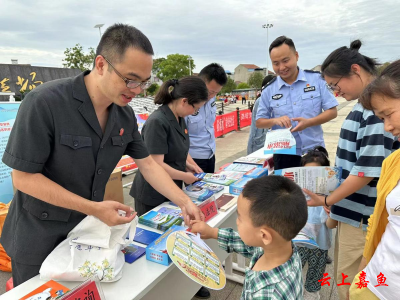 嘉鱼法院：送法下乡村普法暖民心