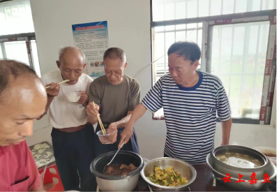 暖胃又暖心！热心村民为防汛人员送来热乎乎的饭菜