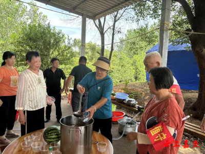 鱼岳镇：热心居民送清凉防汛一线显温情