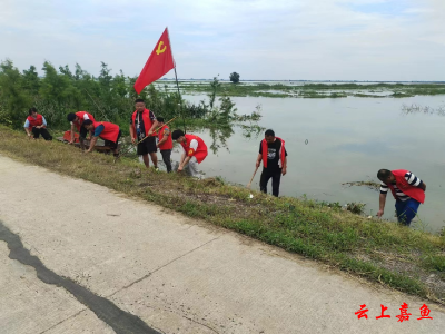 渡普镇东湖围堤指挥部：青年志愿者参加防汛值守 爱心书写奉献担当