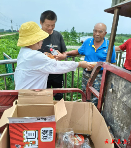 渡普镇巾帼志愿者：扎实做好后勤保障 共筑汛期安全防线