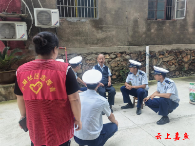鱼岳镇小湖社区开展“峥嵘岁月 永不褪色”退役军人走访慰问活动