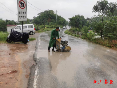 官桥镇护城堤防汛指挥部：冒雨接驳水管 保障哨所通水