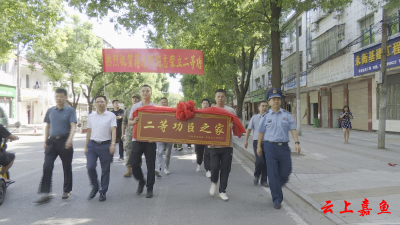 我县为当阳某部嘉鱼籍大校飞行员送喜报