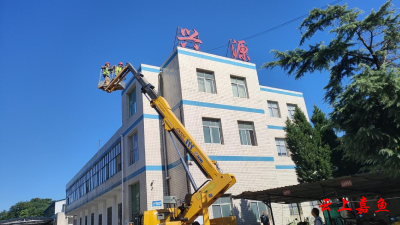 嘉鱼县城市管理综合执法大队：速战速决拆除违规户外广告设施