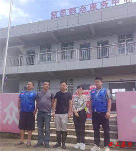 嘉鱼县新联会自由职业分会向陆溪镇铜山村捐赠防汛物资