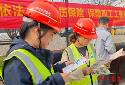 嘉鱼：社保服务进工地暖心关怀零距离