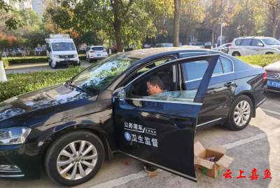 嘉鱼县机关事务服务中心组织对公务用车北斗定位进行集中维检