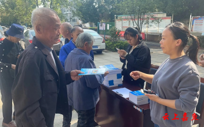 嘉鱼：社保服务进社区  贴心服务暖民心