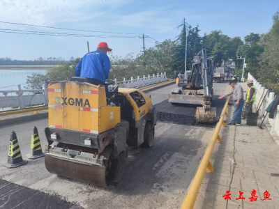 县住建局：改造提升白湖桥路面 助力滨江自然生态公园城市建设