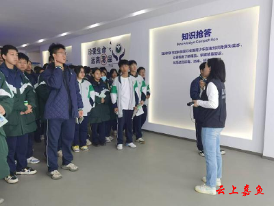 嘉鱼县组织学生参观禁毒警示教育基地
