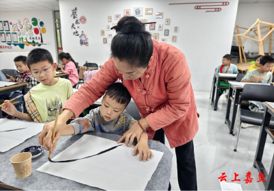 鱼岳镇东街社区开展非遗传承国画公益课堂活动