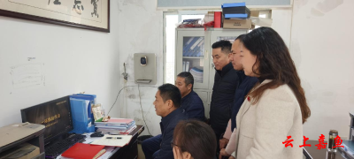 鱼岳镇护县洲村组织党员干部集中观看警示片
