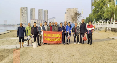 嘉鱼县冬泳协会：清理湖岸垃圾 守护水域环境