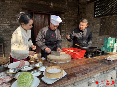 湖北日报直播：嘉鱼一桌全藕宴飘香全国