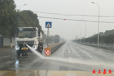 嘉鱼：多措并举治理公路抛洒扬尘污染