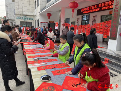【新春走基层】鱼岳镇东街社区开展“墨香四溢迎新春送画送福送对联”活动