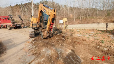 高铁岭镇九龙村：及时清理道路障碍 优化居民出行环境