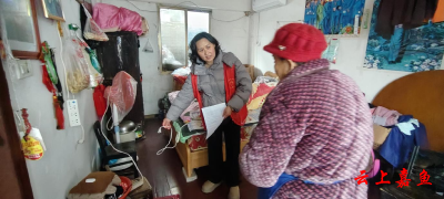鱼岳镇樱花社区：情暖寒冬 走访特殊困难群众开展排查护安全