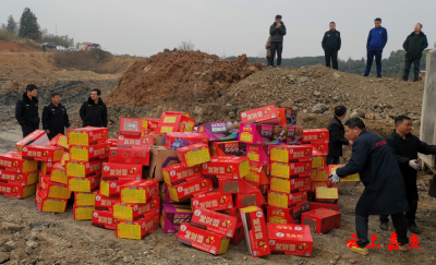 我县集中销毁非法烟花爆竹 强力推进“打非治违”整治行动