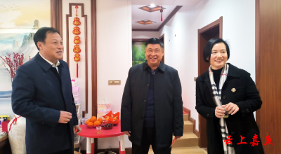 县领导走访慰问离退休老干部