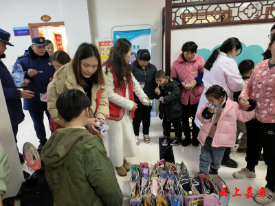 嘉鱼消防：浓情腊八携爱而至“蓝色”守护温暖童心