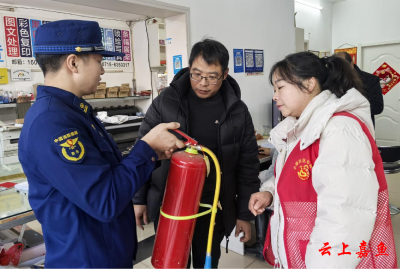 鱼岳镇小湖社区开展春节前店铺消防安全检查