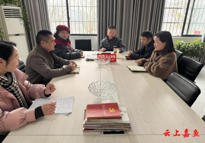 鱼岳镇东街社区召开“引老乡、回故乡、建家乡”恳谈会